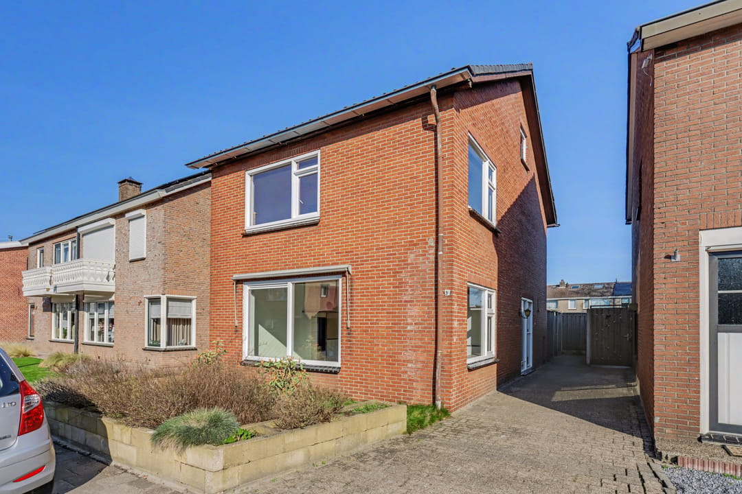 Vrijstaande woning met diepe tuin met volledig renovatiepotentieel