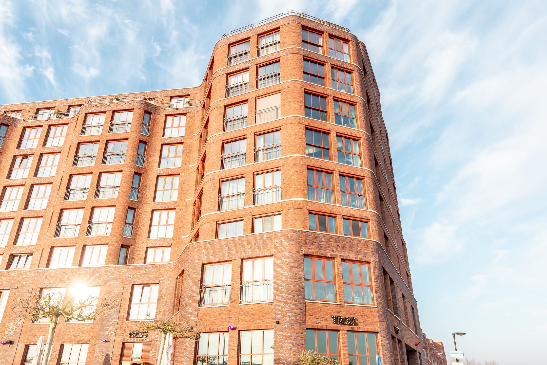 Luxurious Waterfront Apartment with Panoramic Views in Batavia Haven — 27
