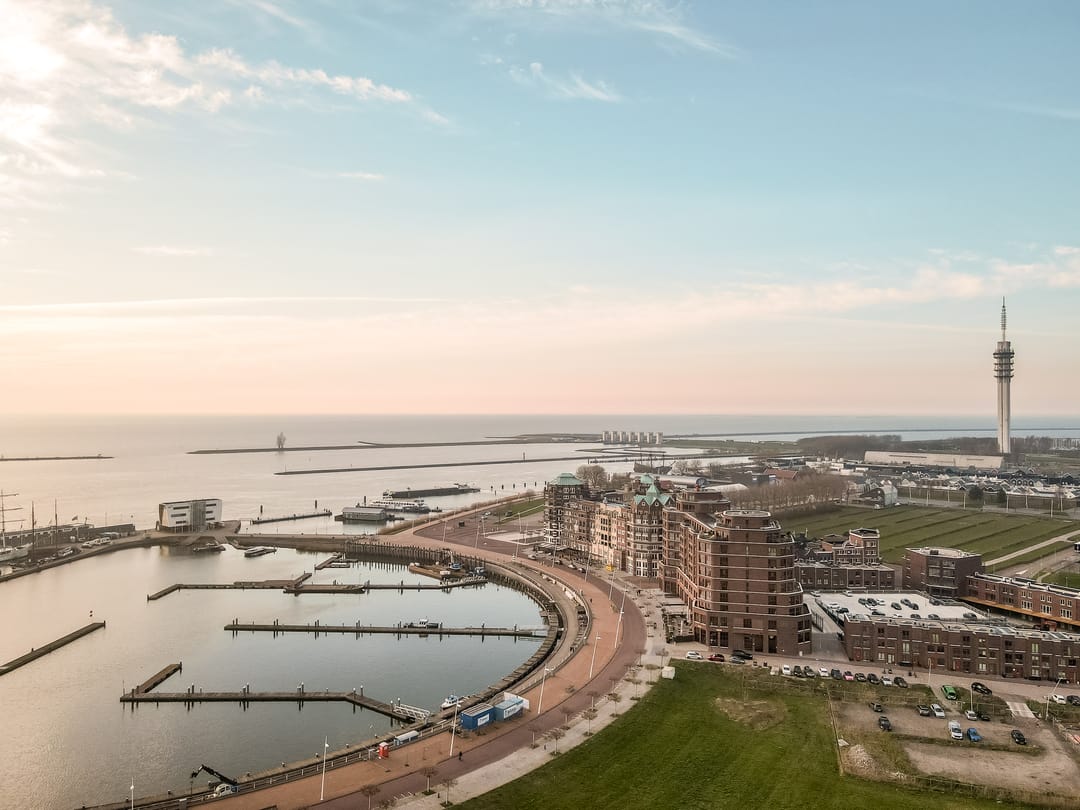 Luxurious Waterfront Apartment with Panoramic Views in Batavia Haven — 38