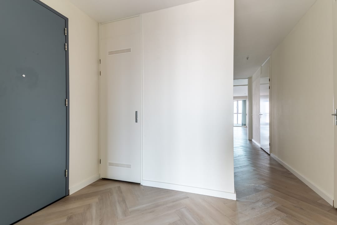 Luxurious Waterfront Apartment with Panoramic Views in Batavia Haven — 13