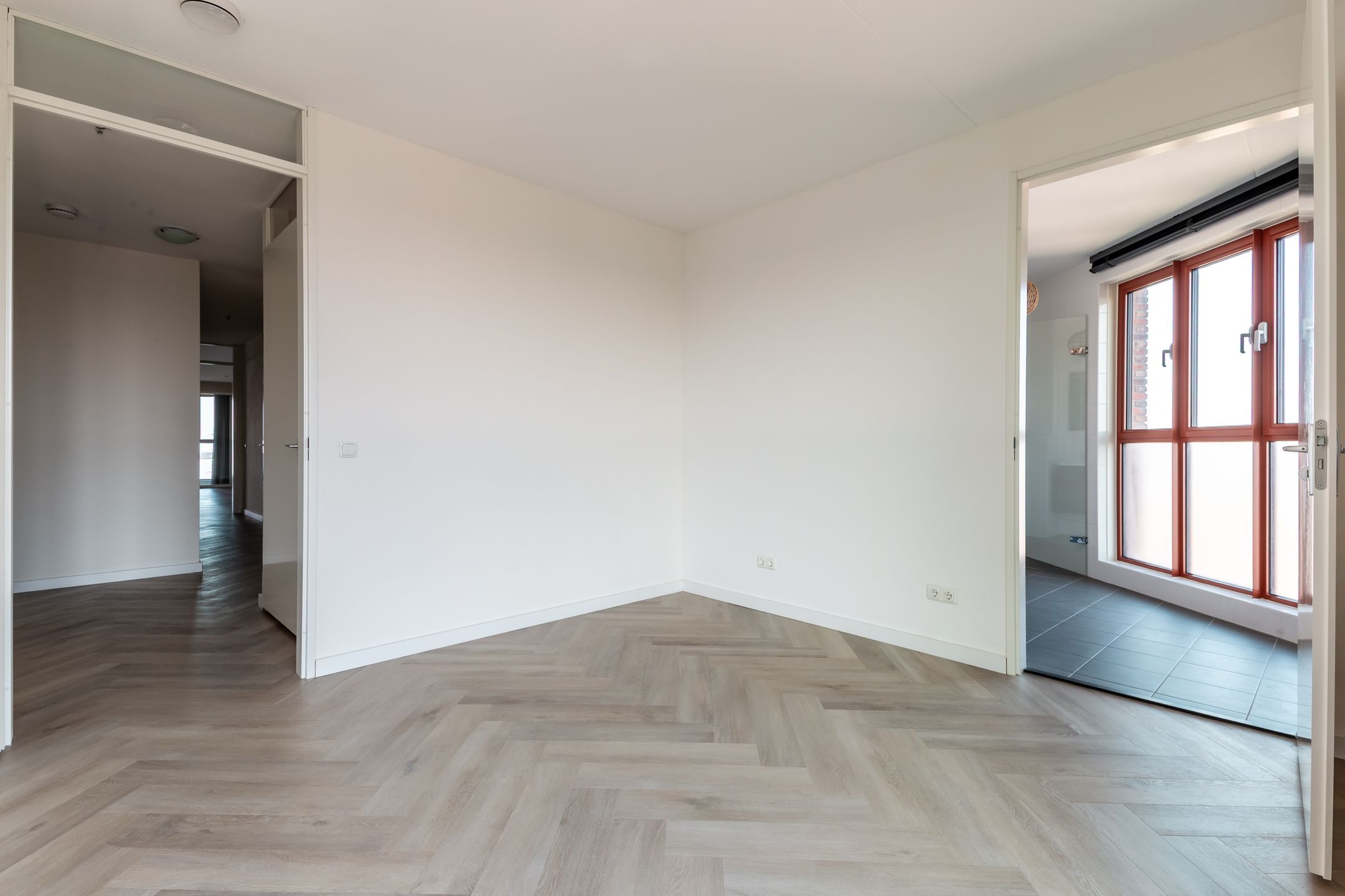 Luxurious Waterfront Apartment with Panoramic Views in Batavia Haven — 21