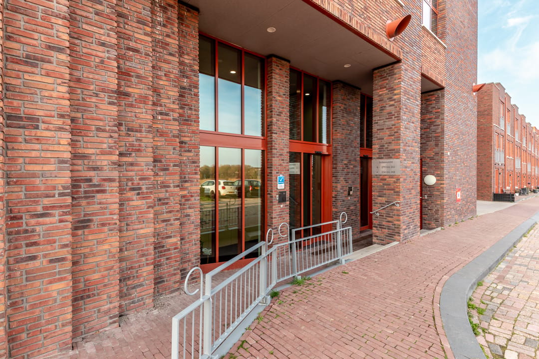 Luxurious Waterfront Apartment with Panoramic Views in Batavia Haven — 25