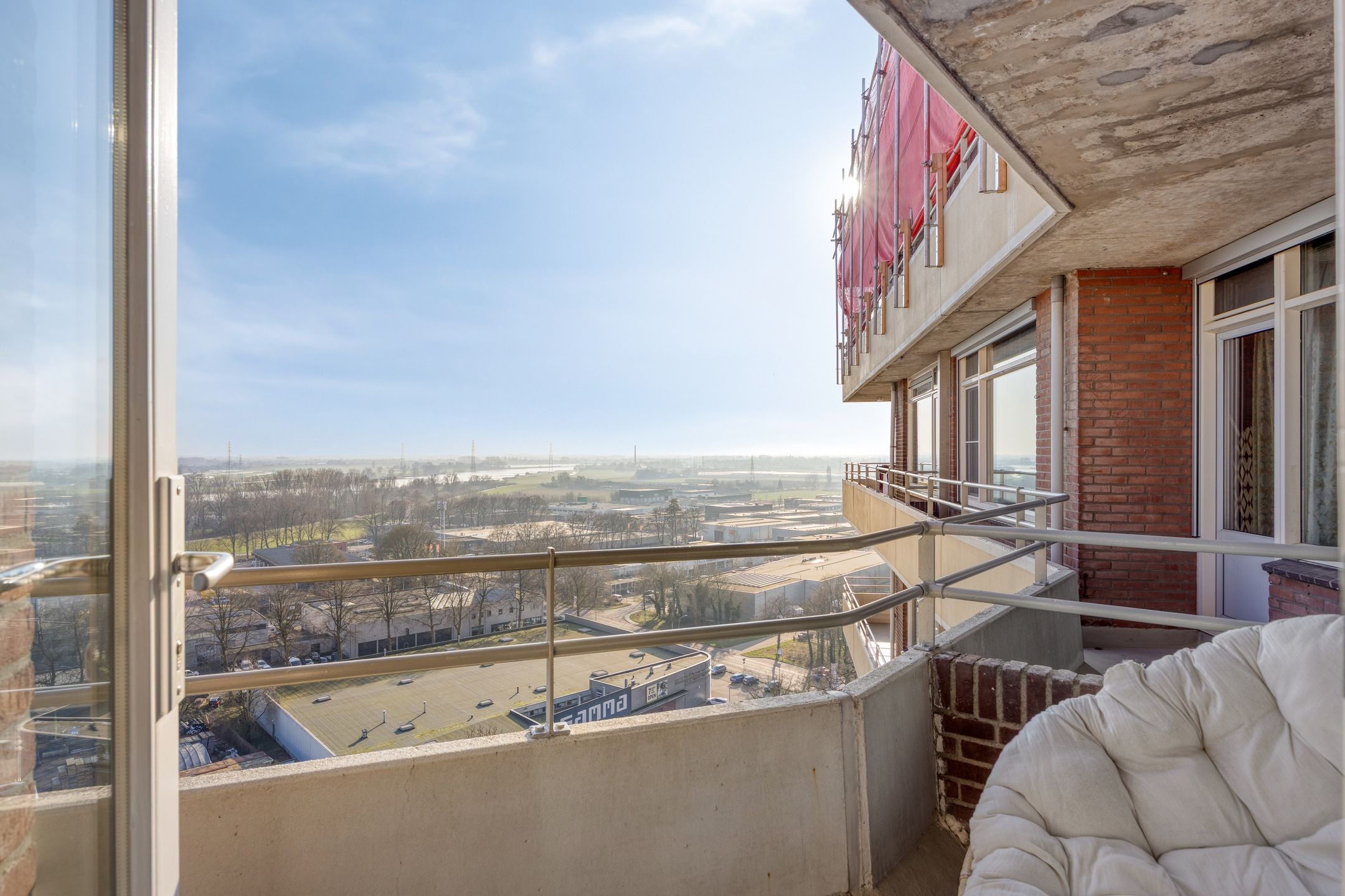 Apartment with panoramic view on the 15th floor — 17