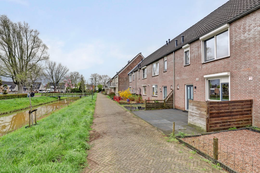 Spacious family home with four bedrooms and sunny garden in quiet location — 42
