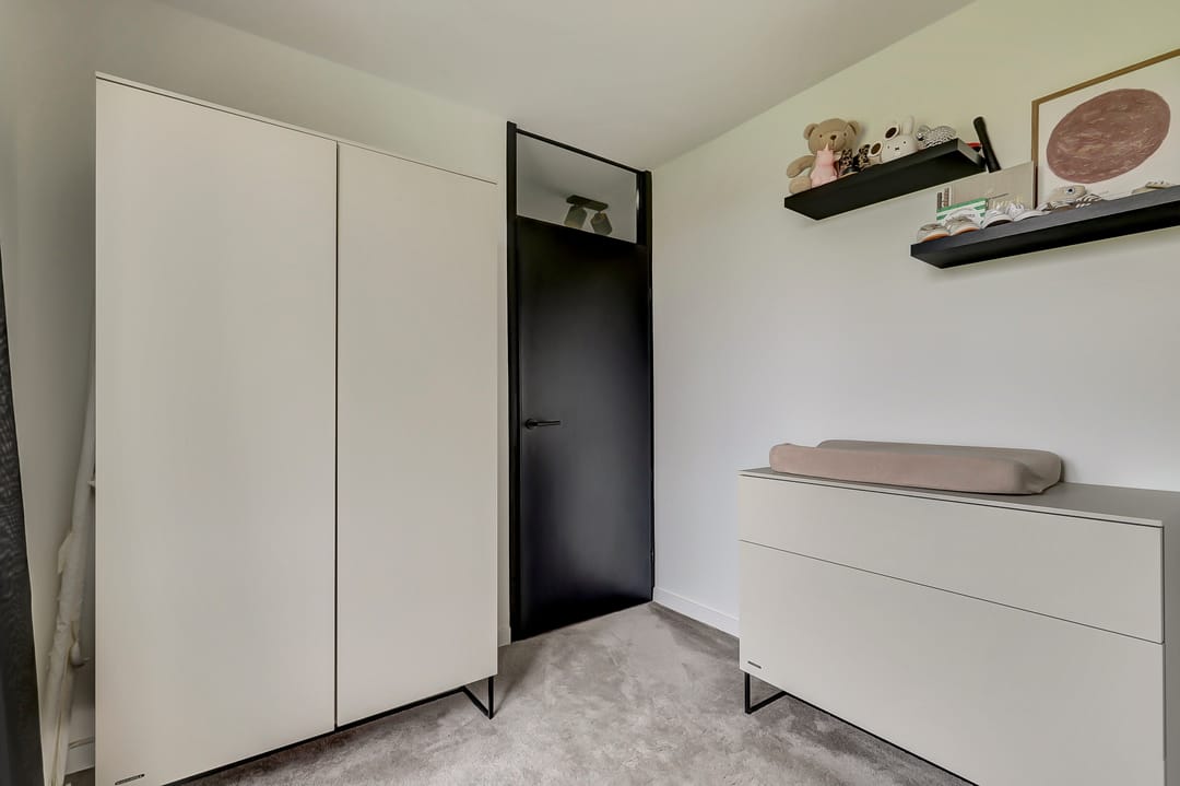 Spacious family home with four bedrooms and sunny garden in quiet location — 31
