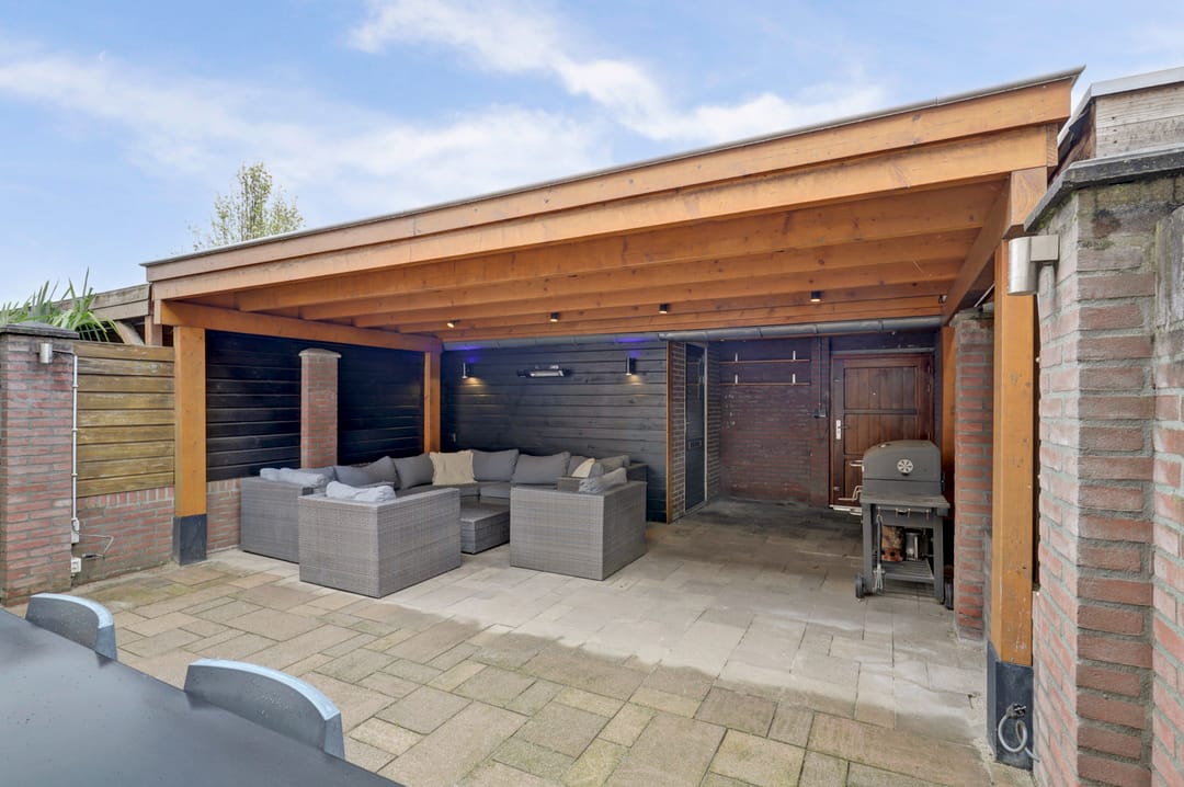Spacious family home with four bedrooms and sunny garden in quiet location — 22