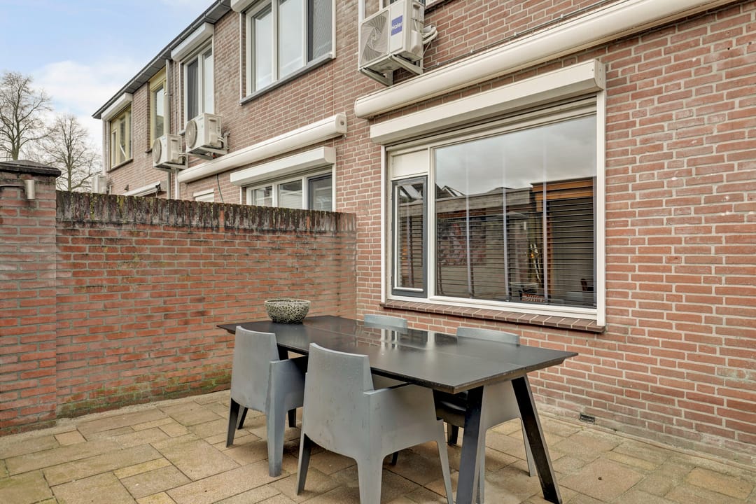 Spacious family home with four bedrooms and sunny garden in quiet location — 21