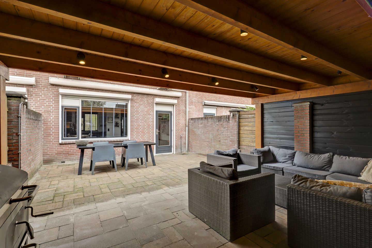 Spacious family home with four bedrooms and sunny garden in quiet location — 24