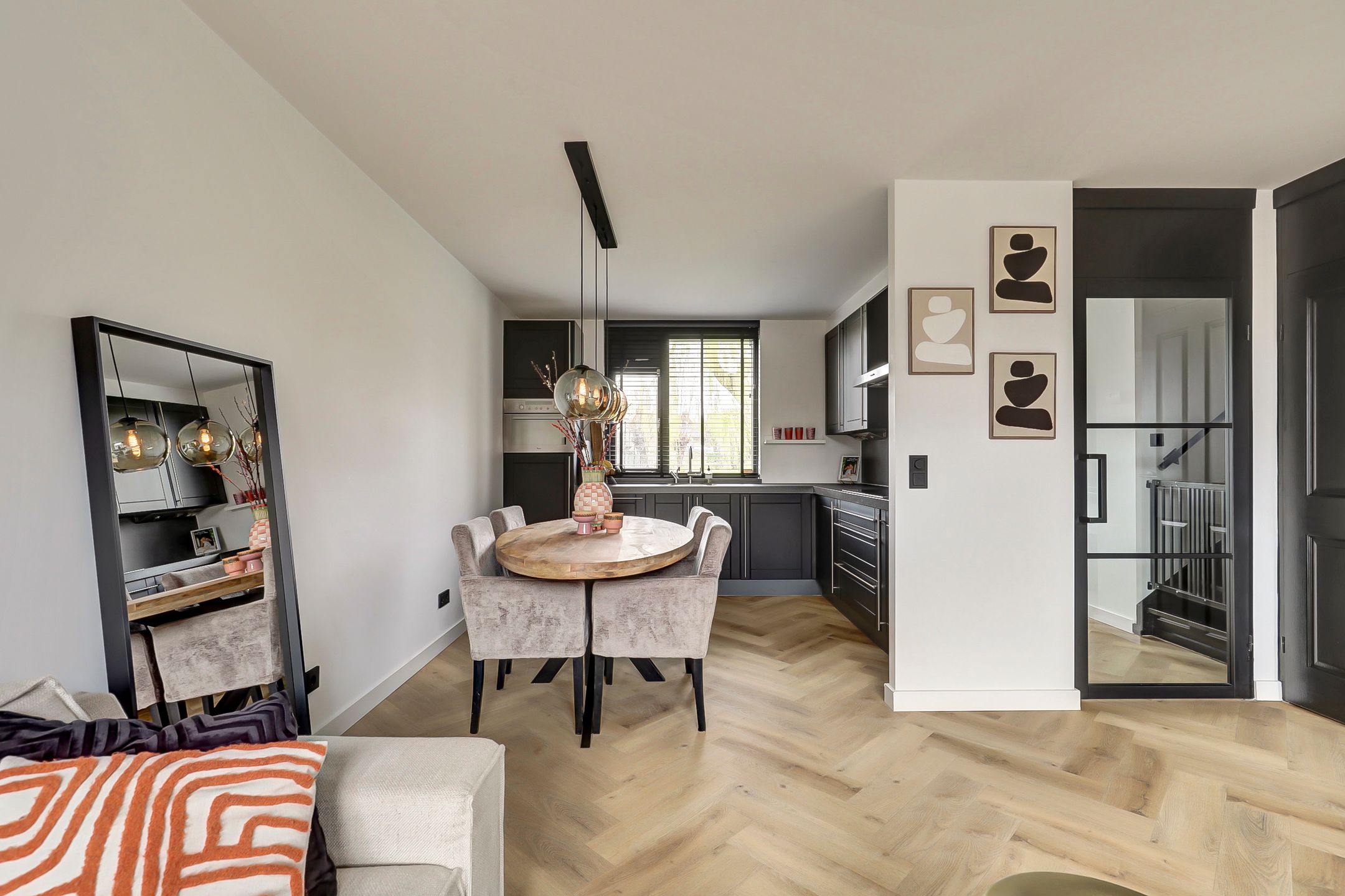 Spacious family home with four bedrooms and sunny garden in quiet location — 14