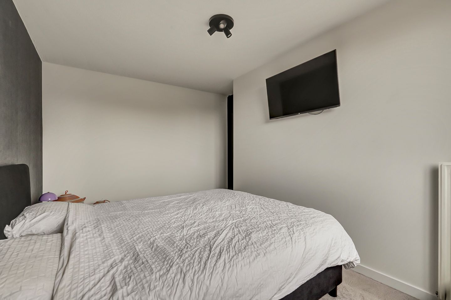 Spacious family home with four bedrooms and sunny garden in quiet location — 28