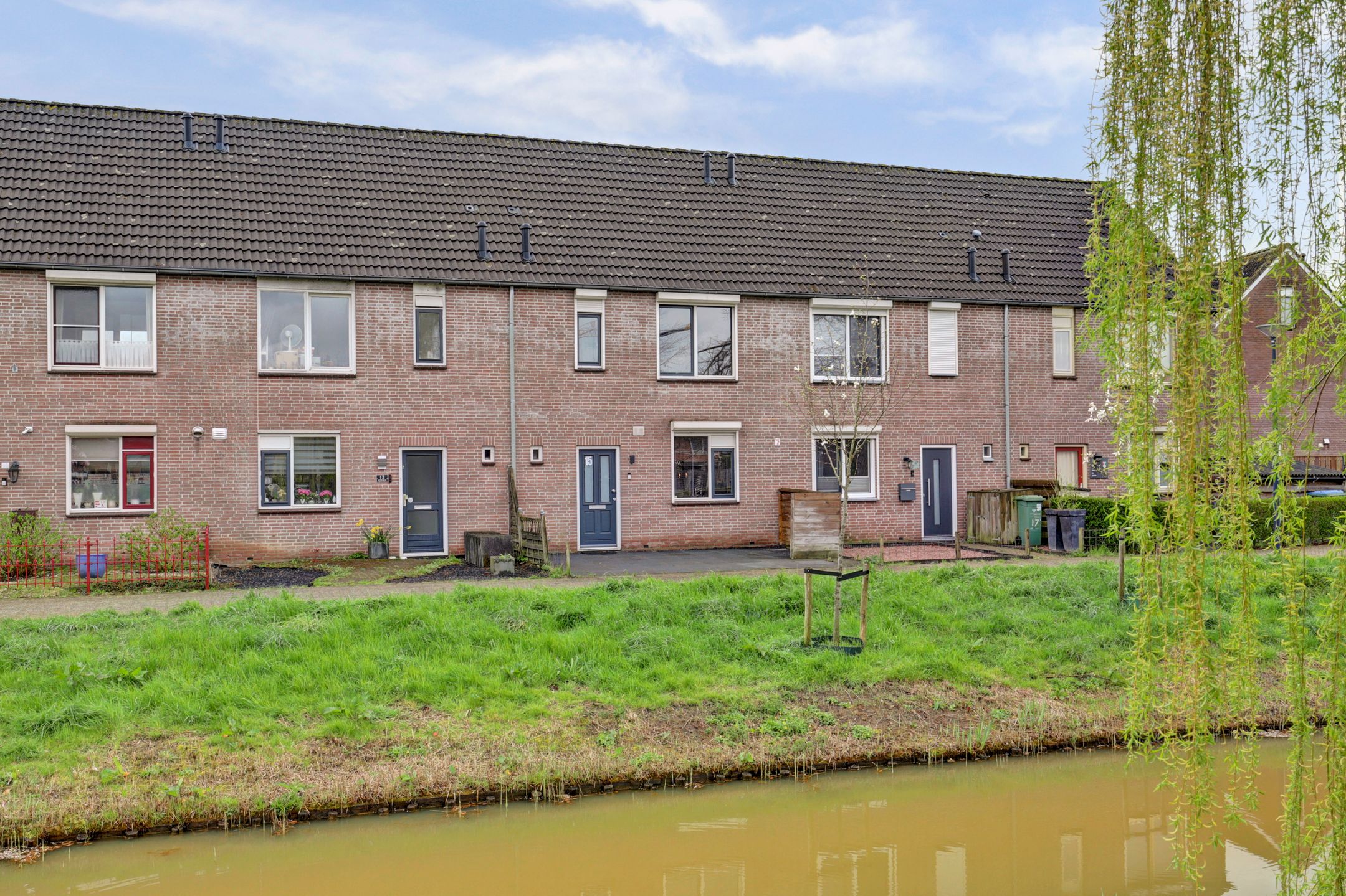 Spacious family home with four bedrooms and sunny garden in quiet location — 44