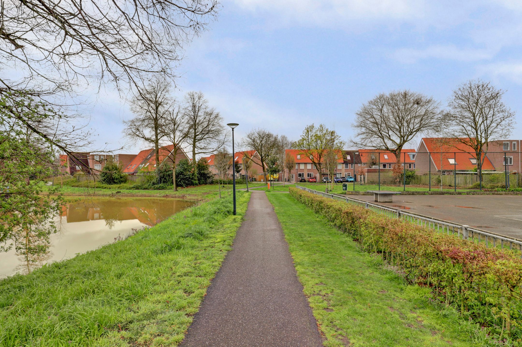 Spacious family home with four bedrooms and sunny garden in quiet location — 46