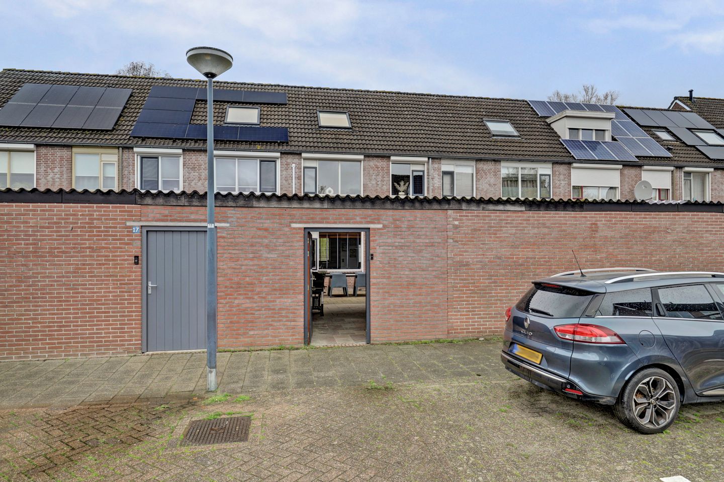 Spacious family home with four bedrooms and sunny garden in quiet location — 47