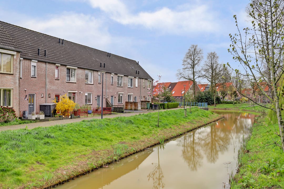 Spacious family home with four bedrooms and sunny garden in quiet location — 45