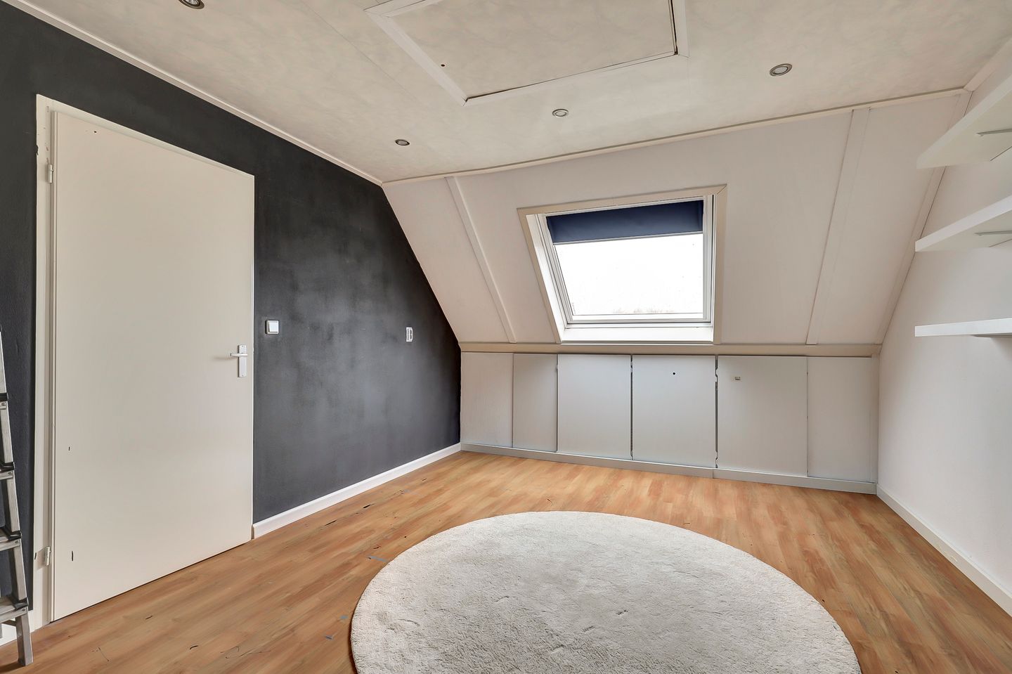 Spacious family home with four bedrooms and sunny garden in quiet location — 39
