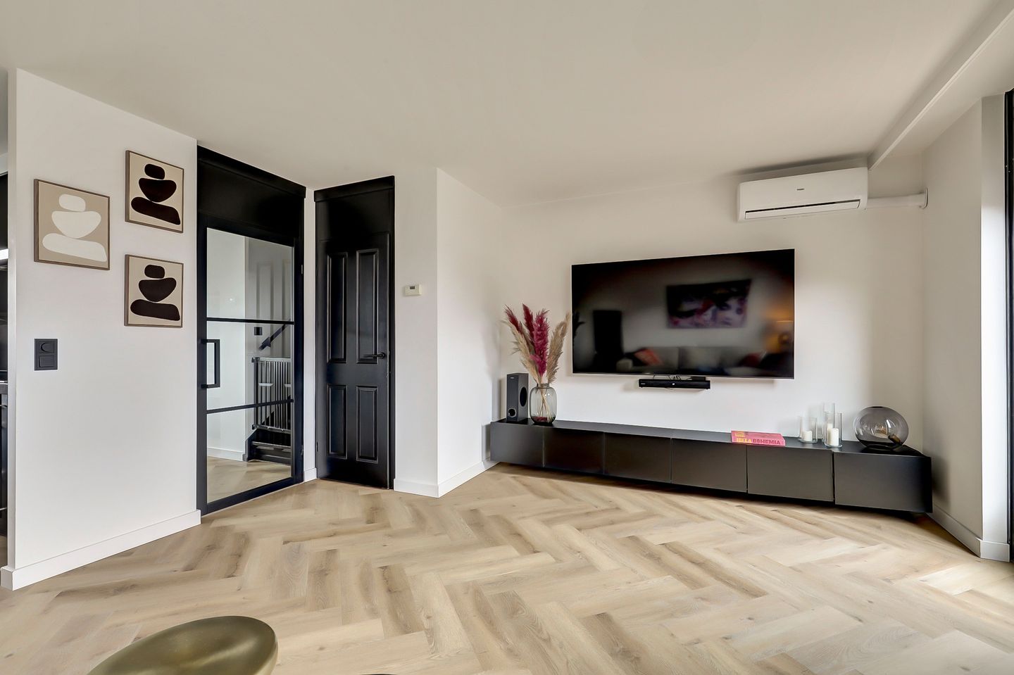 Spacious family home with four bedrooms and sunny garden in quiet location — 13