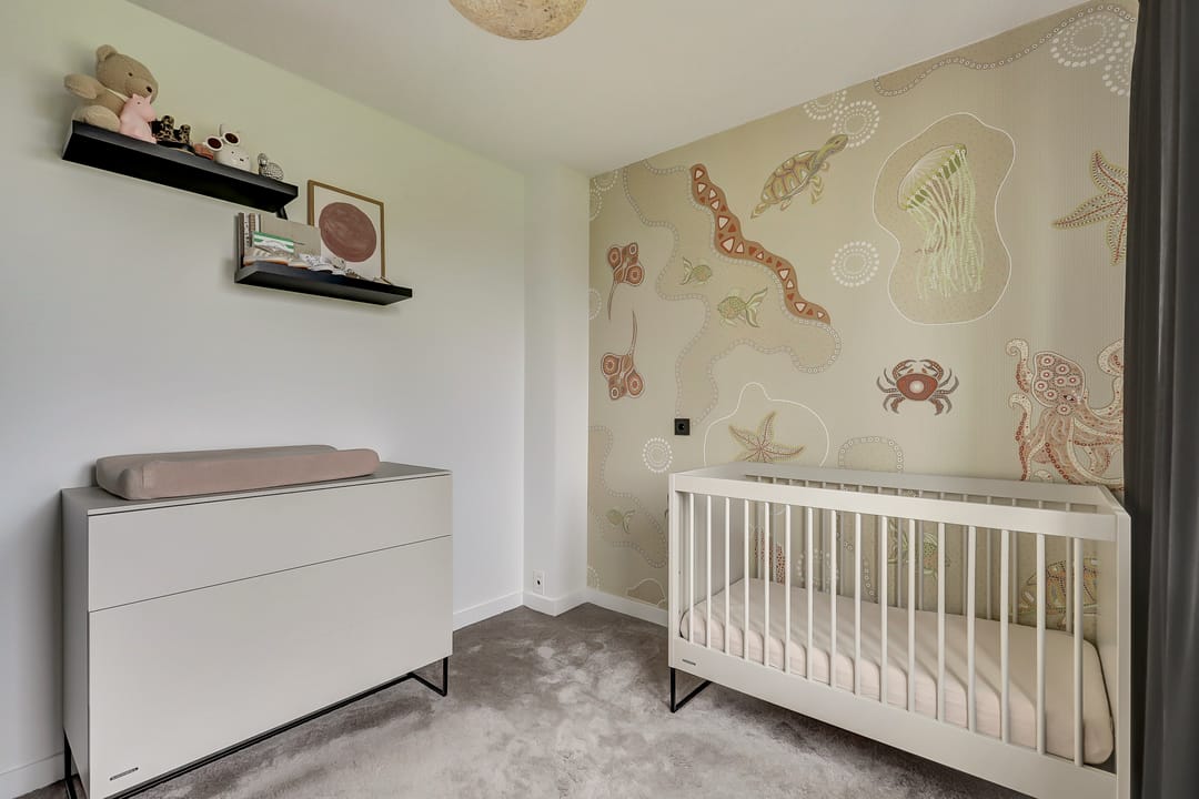 Spacious family home with four bedrooms and sunny garden in quiet location — 30