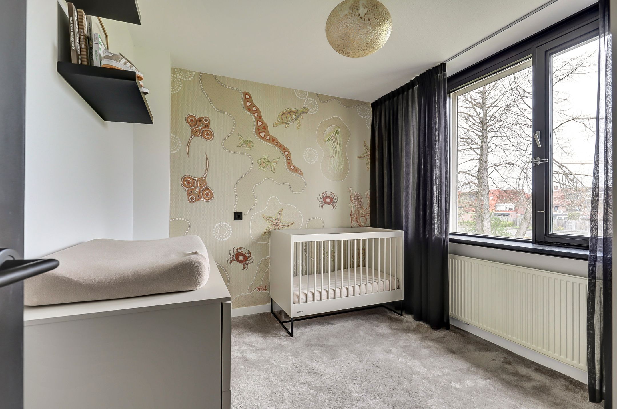 Spacious family home with four bedrooms and sunny garden in quiet location — 29