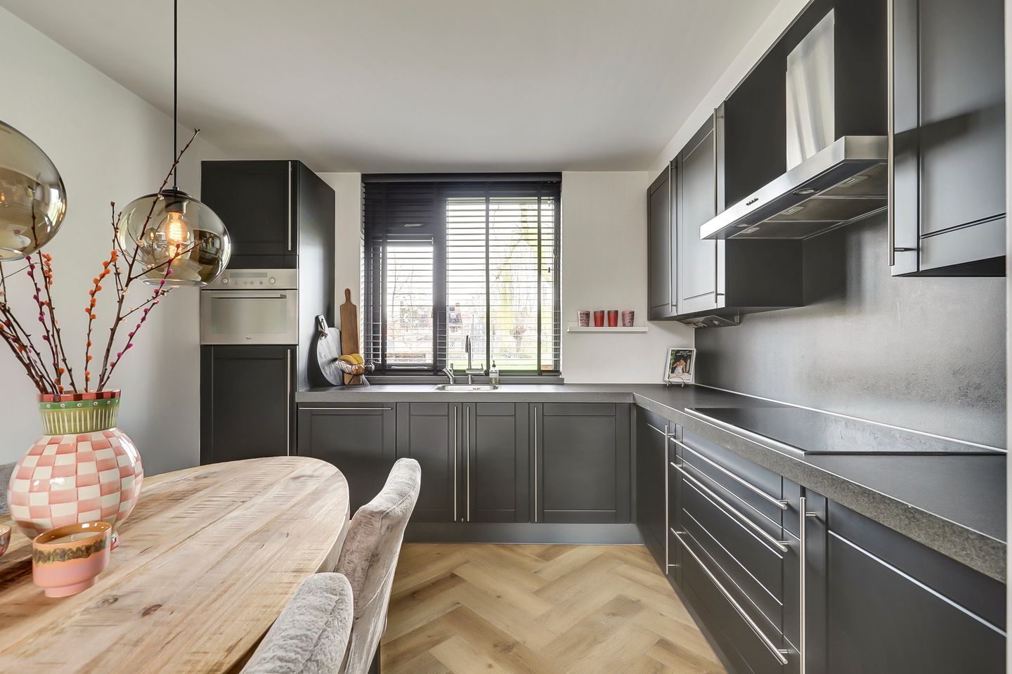 Spacious family home with four bedrooms and sunny garden in quiet location — 18