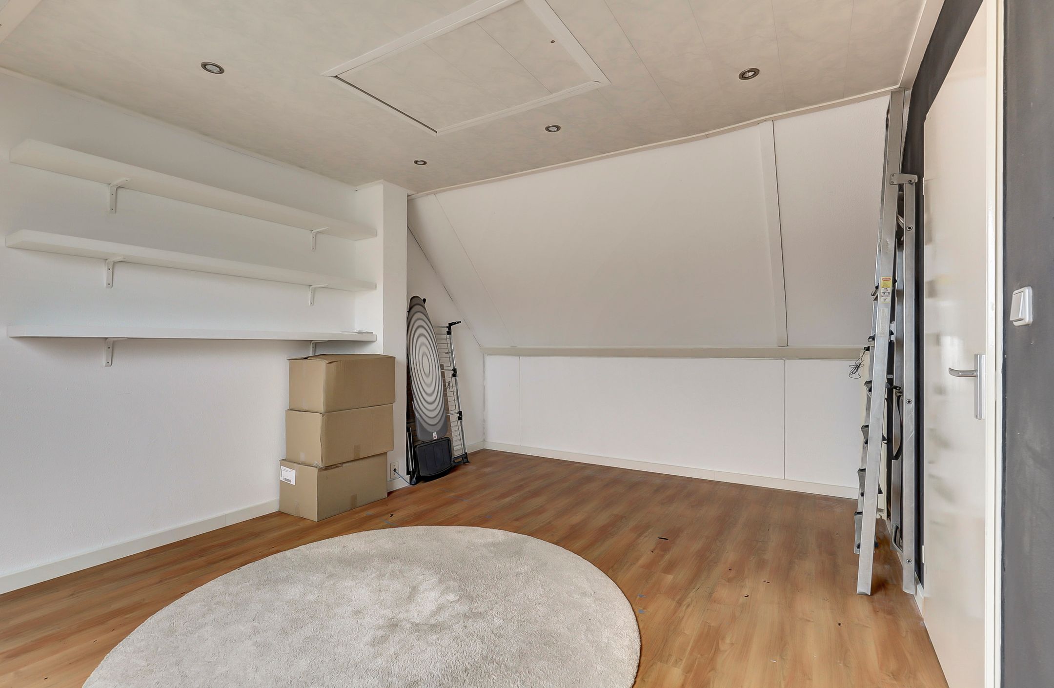 Spacious family home with four bedrooms and sunny garden in quiet location — 41