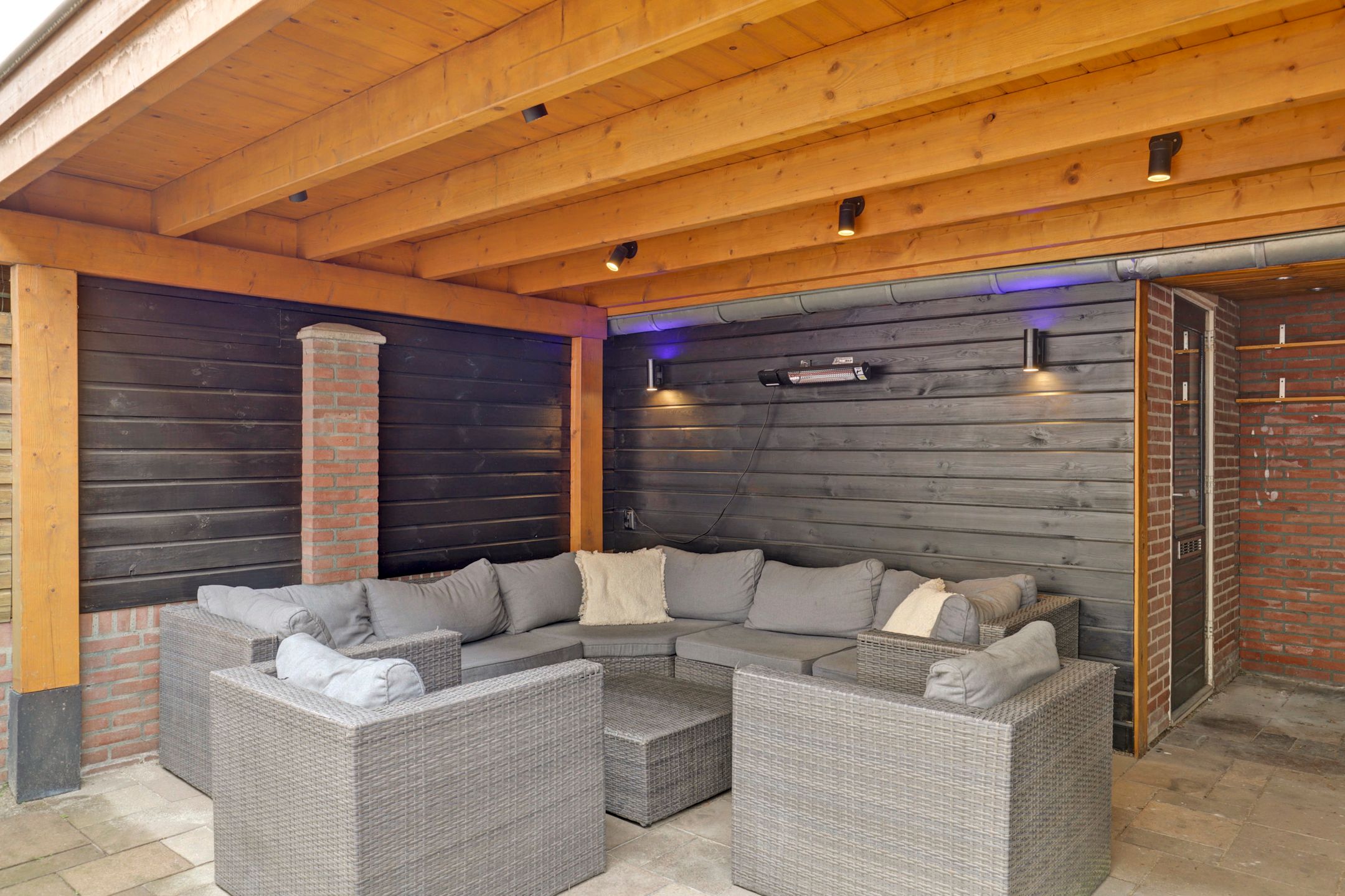 Spacious family home with four bedrooms and sunny garden in quiet location — 23