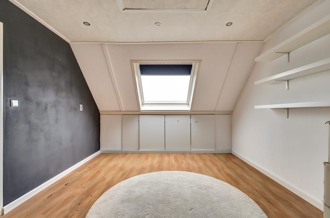 Spacious family home with four bedrooms and sunny garden in quiet location — 40