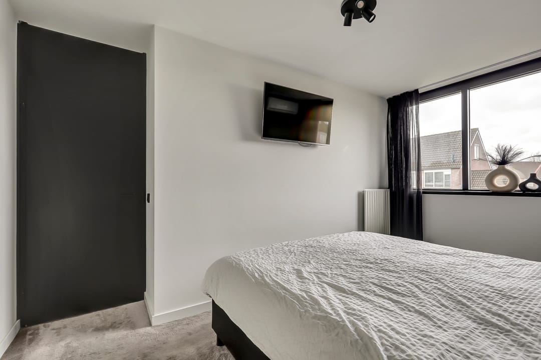 Spacious family home with four bedrooms and sunny garden in quiet location — 27