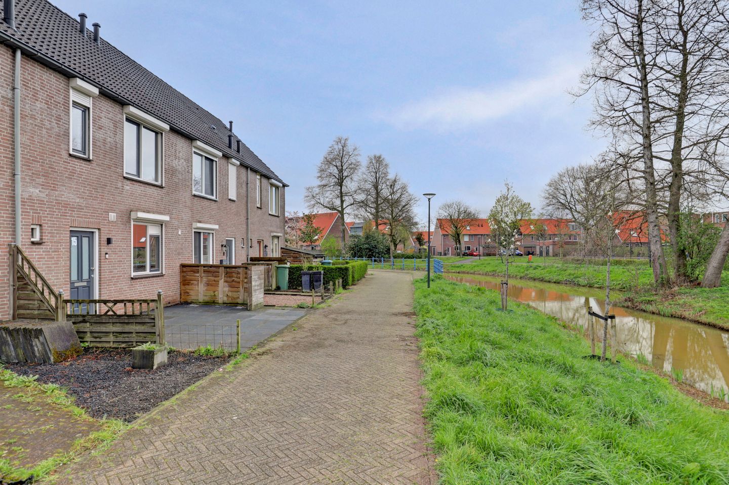 Spacious family home with four bedrooms and sunny garden in quiet location — 43