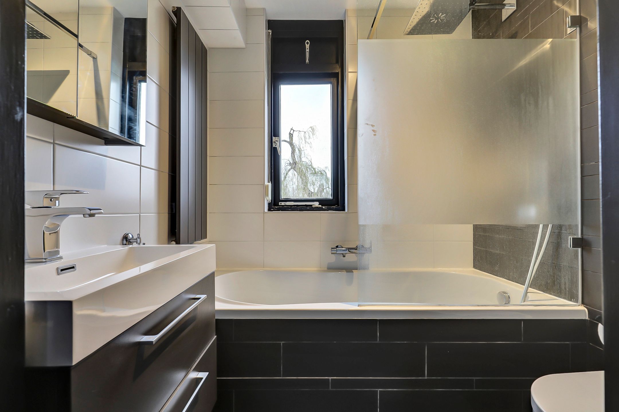 Spacious family home with four bedrooms and sunny garden in quiet location — 32