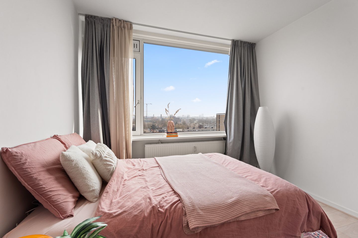 Spacious Move-in Ready 3-Room Apartment with City Views — 25