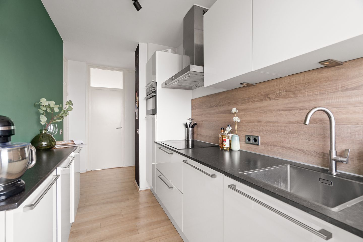 Spacious Move-in Ready 3-Room Apartment with City Views — 19