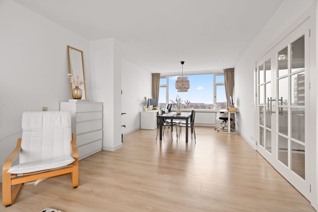 Spacious Move-in Ready 3-Room Apartment with City Views — 13