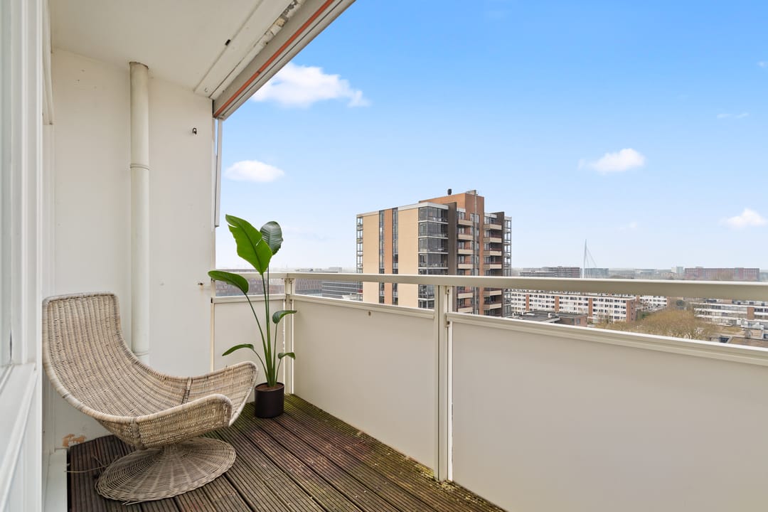 Spacious Move-in Ready 3-Room Apartment with City Views — 22