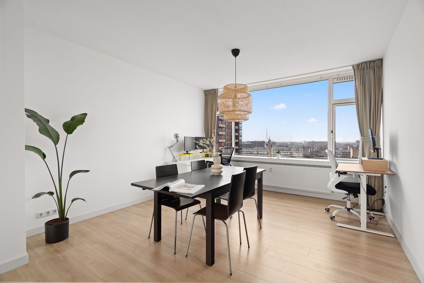 Spacious Move-in Ready 3-Room Apartment with City Views — 14