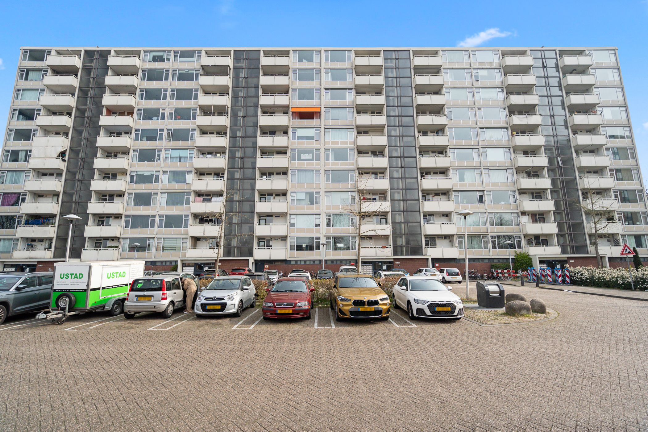 Spacious Move-in Ready 3-Room Apartment with City Views — 32