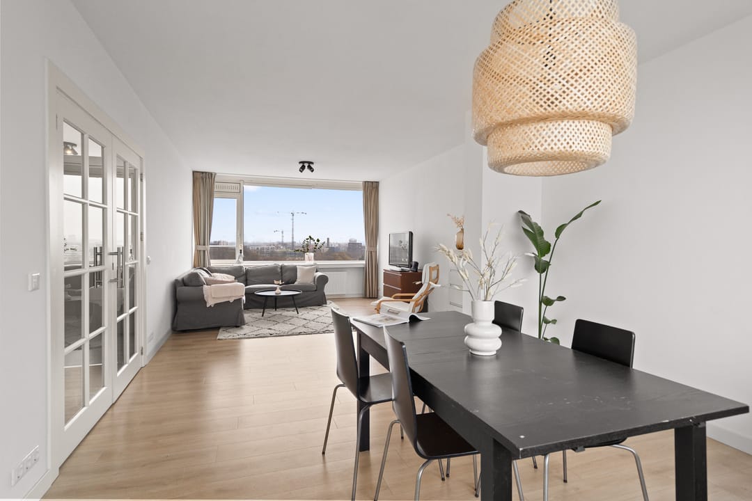 Spacious Move-in Ready 3-Room Apartment with City Views — 16