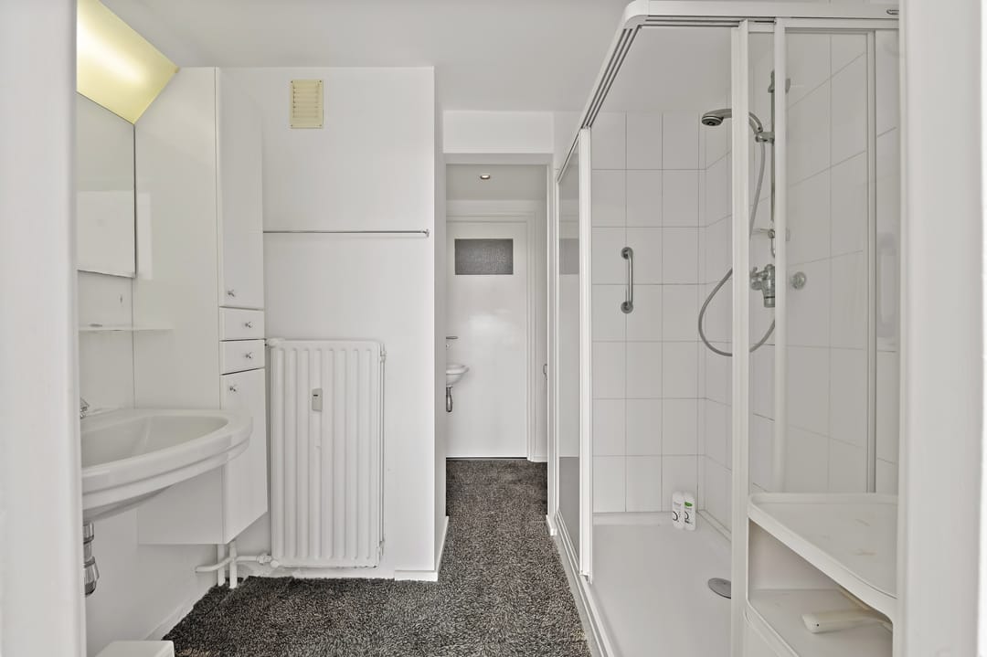 Spacious Double Upper House with 5 Bedrooms in Popular Bezuidenhout — 32