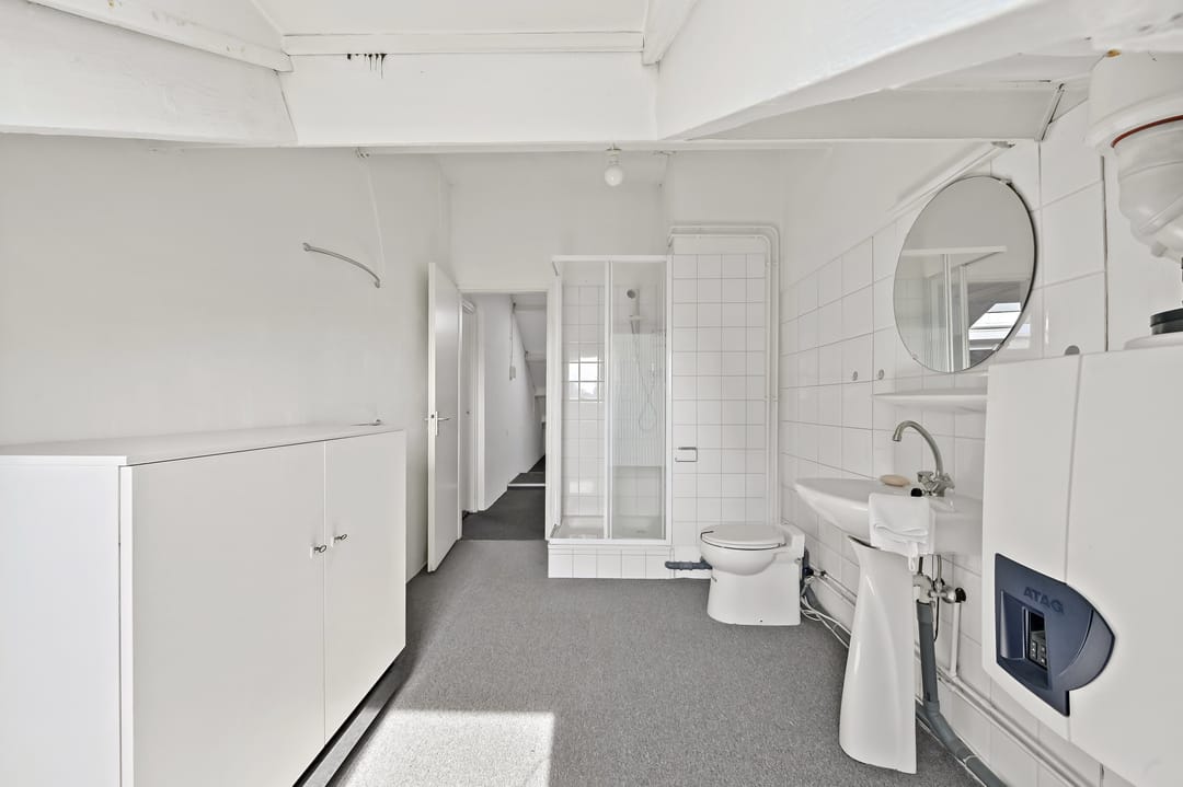 Spacious Double Upper House with 5 Bedrooms in Popular Bezuidenhout — 46