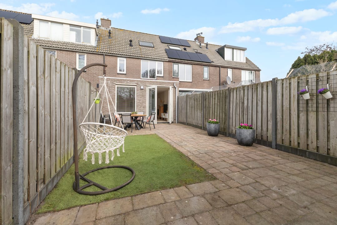 Spacious Family Home with Sunny South-Facing Garden in Child-Friendly Julianadorp — 13