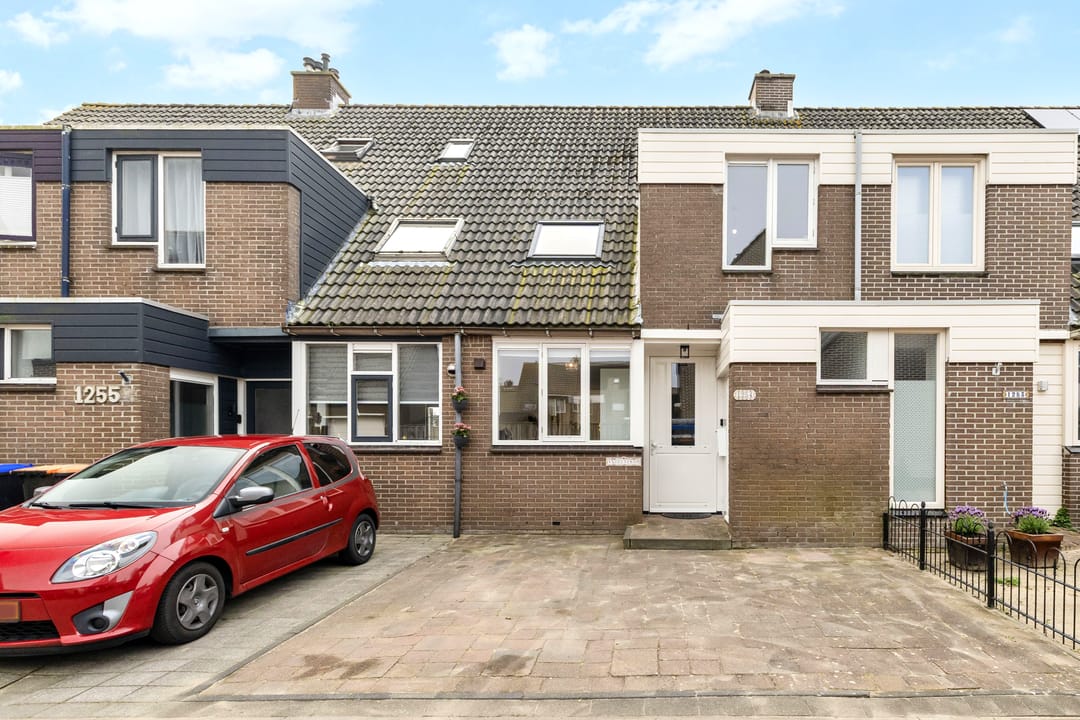 Ruime gezinswoning met zonnige zuidgerichte tuin in kindvriendelijk Julianadorp