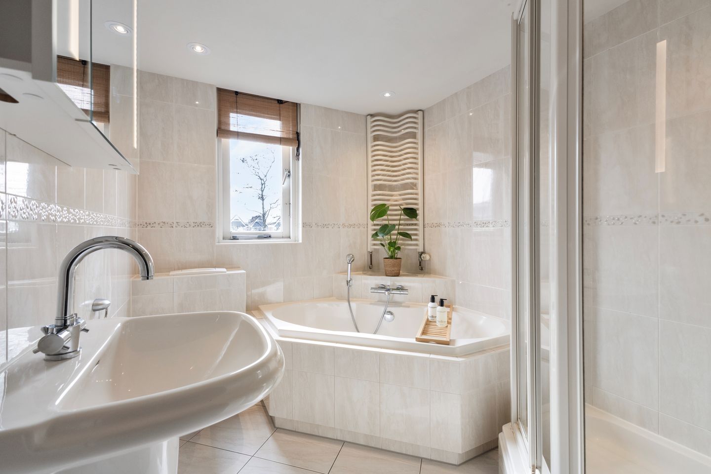 Spacious Family Home with Sunny South-Facing Garden in Child-Friendly Julianadorp — 20