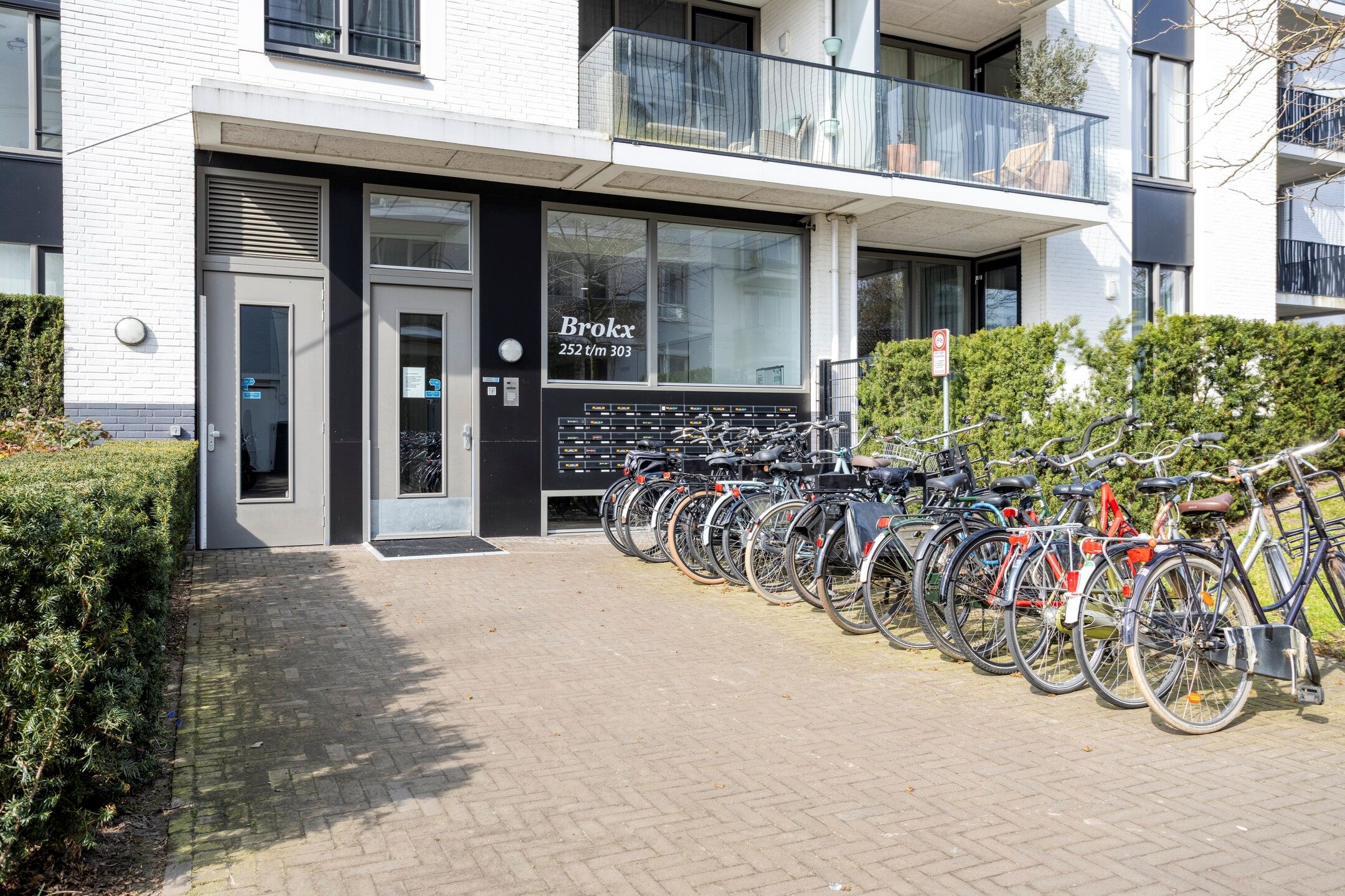 Bright Corner Apartment with Balcony in Heart of Tilburg's Spoorzone — 26