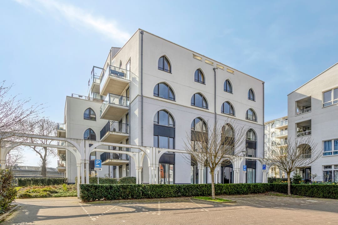 Bright Corner Apartment with Balcony in Heart of Tilburg's Spoorzone — 27