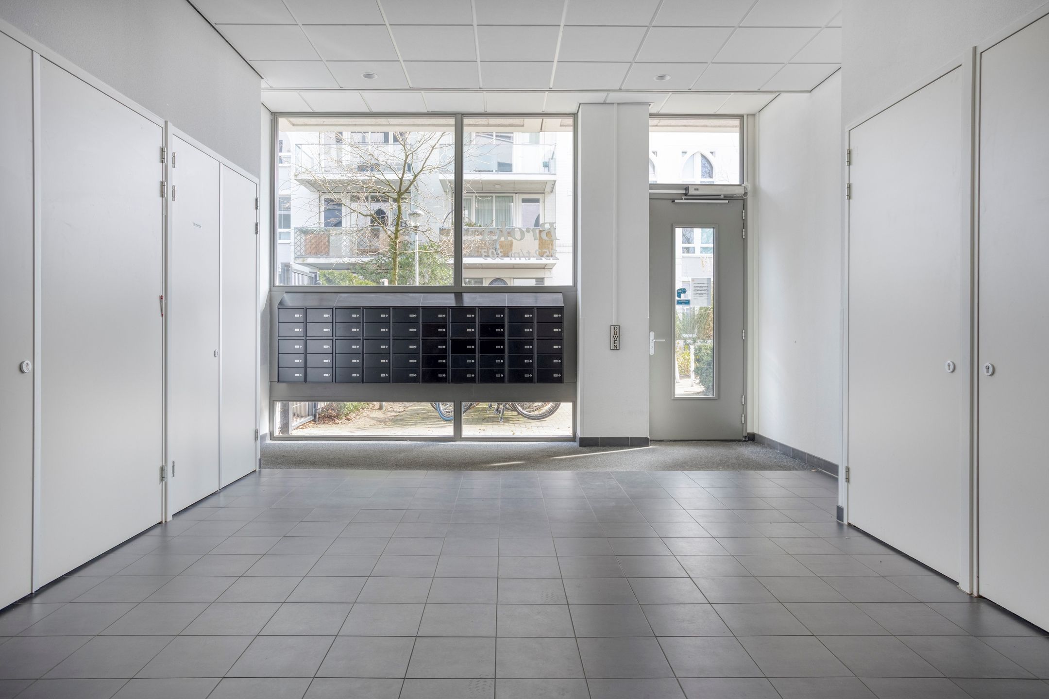 Bright Corner Apartment with Balcony in Heart of Tilburg's Spoorzone — 23