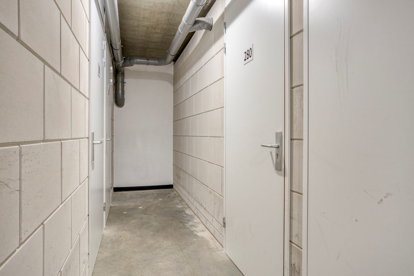 Bright Corner Apartment with Balcony in Heart of Tilburg's Spoorzone — 24