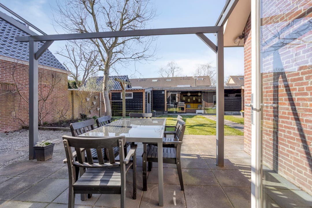 Modern detached home with generous living space and exceptional parking facilities — 13