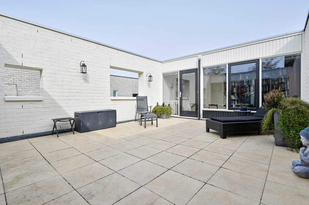 Surprisingly spacious courtyard home with generous rooftop terrace — 15
