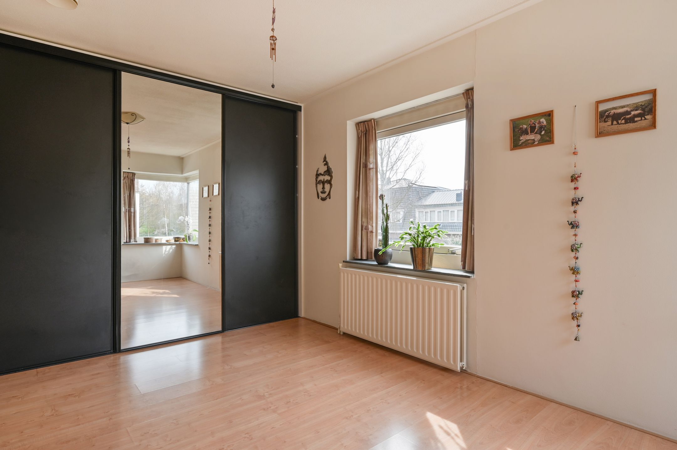 Surprisingly spacious courtyard home with generous rooftop terrace — 17