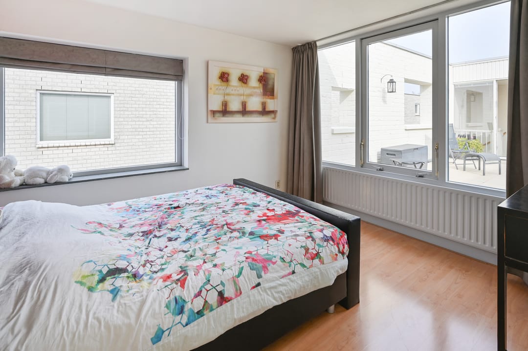 Surprisingly spacious courtyard home with generous rooftop terrace — 12
