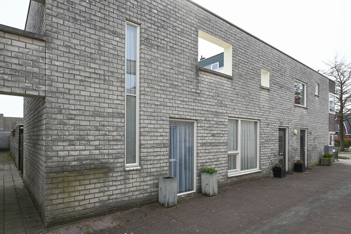 Surprisingly spacious courtyard home with generous rooftop terrace — 18